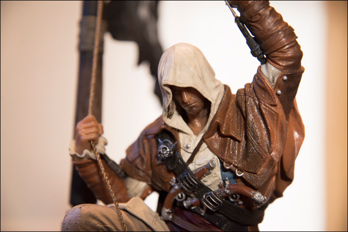 Assassin's-Creed-IV-Black-Flag-Buccaneer-Edition-Edward-Kenway-Statue-Close